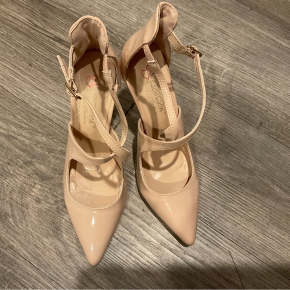 Peach Heels sizes 5.5 - Picture 3 of 3